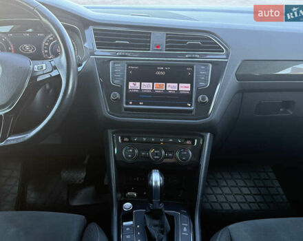 Серый Фольксваген Тигуан, объемом двигателя 2 л и пробегом 224 тыс. км за 25700 $, фото 53 на Automoto.ua