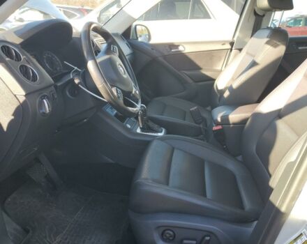 Сірий Фольксваген Тігуан, об'ємом двигуна 2 л та пробігом 156 тис. км за 9200 $, фото 6 на Automoto.ua