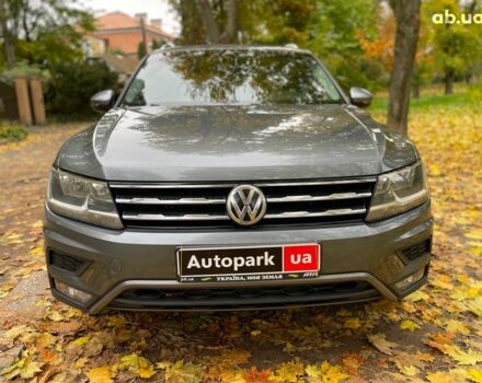 Серый Фольксваген Тигуан, объемом двигателя 2 л и пробегом 205 тыс. км за 16940 $, фото 2 на Automoto.ua