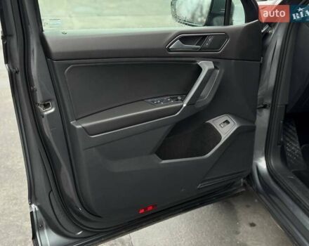 Сірий Фольксваген Тігуан, об'ємом двигуна 1.98 л та пробігом 152 тис. км за 18400 $, фото 28 на Automoto.ua