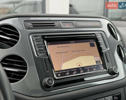 Серый Фольксваген Тигуан, объемом двигателя 2 л и пробегом 181 тыс. км за 15000 $, фото 28 на Automoto.ua