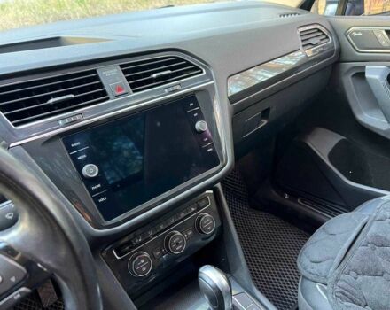 Серый Фольксваген Тигуан, объемом двигателя 2 л и пробегом 215 тыс. км за 21000 $, фото 10 на Automoto.ua