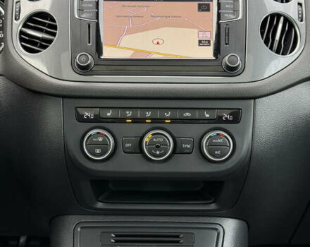 Серый Фольксваген Тигуан, объемом двигателя 2 л и пробегом 181 тыс. км за 15000 $, фото 20 на Automoto.ua