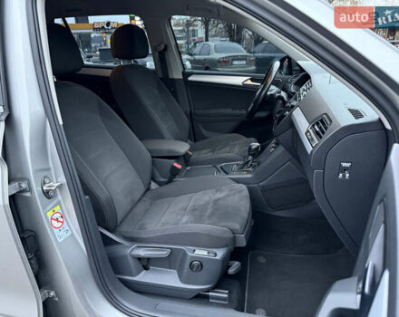 Серый Фольксваген Тигуан, объемом двигателя 2 л и пробегом 263 тыс. км за 18700 $, фото 40 на Automoto.ua