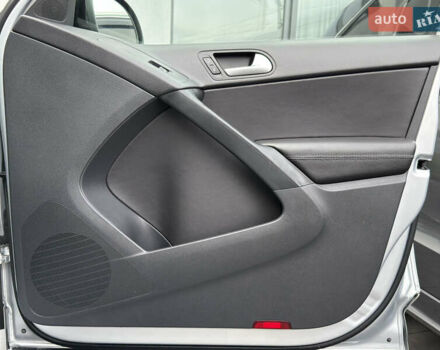 Серый Фольксваген Тигуан, объемом двигателя 2 л и пробегом 181 тыс. км за 15000 $, фото 44 на Automoto.ua