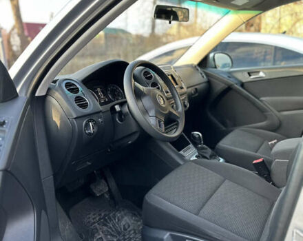 Серый Фольксваген Тигуан, объемом двигателя 2 л и пробегом 104 тыс. км за 13200 $, фото 7 на Automoto.ua