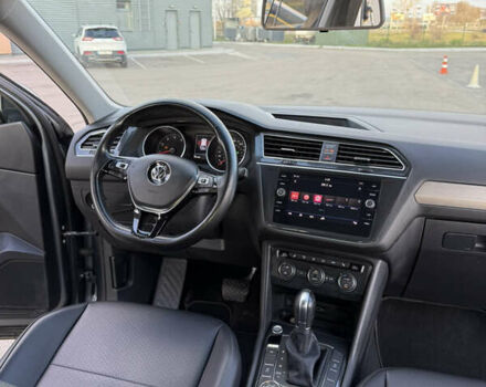 Серый Фольксваген Тигуан, объемом двигателя 2 л и пробегом 240 тыс. км за 14999 $, фото 21 на Automoto.ua