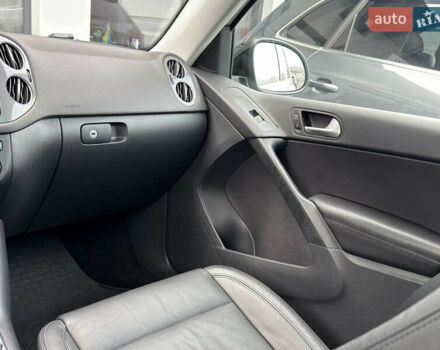 Серый Фольксваген Тигуан, объемом двигателя 2 л и пробегом 181 тыс. км за 15000 $, фото 11 на Automoto.ua