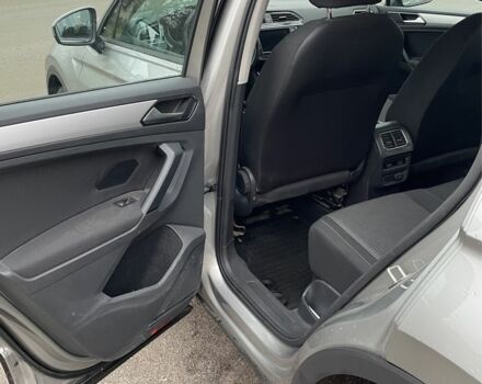 Сірий Фольксваген Тігуан, об'ємом двигуна 2 л та пробігом 250 тис. км за 15900 $, фото 2 на Automoto.ua