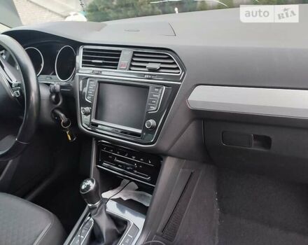 Серый Фольксваген Тигуан, объемом двигателя 2 л и пробегом 194 тыс. км за 25000 $, фото 3 на Automoto.ua