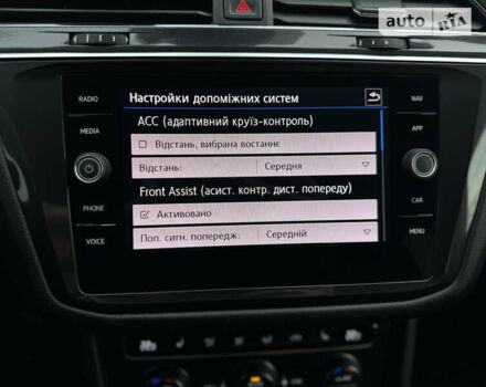 Сірий Фольксваген Тігуан, об'ємом двигуна 2 л та пробігом 180 тис. км за 28888 $, фото 40 на Automoto.ua