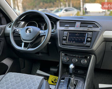 Серый Фольксваген Тигуан, объемом двигателя 2 л и пробегом 190 тыс. км за 17700 $, фото 16 на Automoto.ua