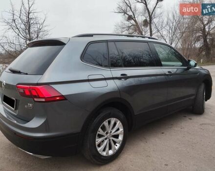 Сірий Фольксваген Тігуан, об'ємом двигуна 1.98 л та пробігом 160 тис. км за 16000 $, фото 4 на Automoto.ua