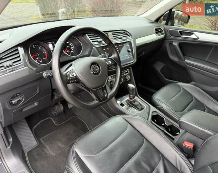 Серый Фольксваген Тигуан, объемом двигателя 2 л и пробегом 56 тыс. км за 24999 $, фото 50 на Automoto.ua