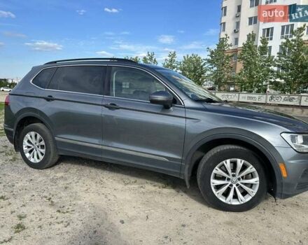 Сірий Фольксваген Тігуан, об'ємом двигуна 1.98 л та пробігом 300 тис. км за 16900 $, фото 3 на Automoto.ua
