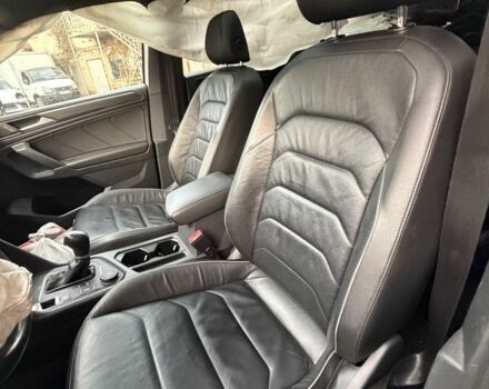 Сірий Фольксваген Тігуан, об'ємом двигуна 2 л та пробігом 144 тис. км за 10000 $, фото 5 на Automoto.ua