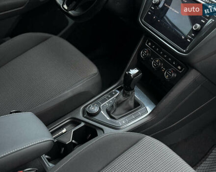 Серый Фольксваген Тигуан, объемом двигателя 2 л и пробегом 248 тыс. км за 21500 $, фото 26 на Automoto.ua