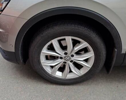 Сірий Фольксваген Тігуан, об'ємом двигуна 2 л та пробігом 77 тис. км за 30900 $, фото 2 на Automoto.ua