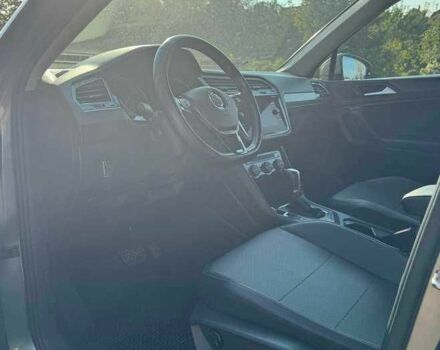 Сірий Фольксваген Тігуан, об'ємом двигуна 2 л та пробігом 103 тис. км за 13000 $, фото 5 на Automoto.ua