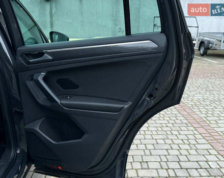 Серый Фольксваген Тигуан, объемом двигателя 2 л и пробегом 143 тыс. км за 29500 $, фото 70 на Automoto.ua