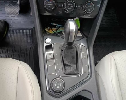 Серый Фольксваген Тигуан, объемом двигателя 2 л и пробегом 109 тыс. км за 21000 $, фото 5 на Automoto.ua