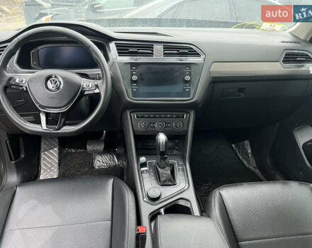 Сірий Фольксваген Тігуан, об'ємом двигуна 2 л та пробігом 176 тис. км за 13500 $, фото 9 на Automoto.ua