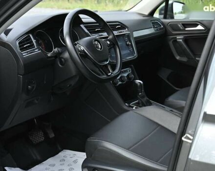 Сірий Фольксваген Тігуан, об'ємом двигуна 2 л та пробігом 63 тис. км за 19950 $, фото 18 на Automoto.ua