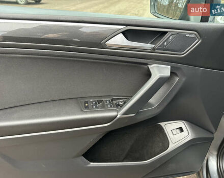 Серый Фольксваген Тигуан, объемом двигателя 1.97 л и пробегом 230 тыс. км за 27100 $, фото 20 на Automoto.ua