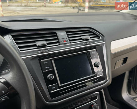 Серый Фольксваген Тигуан, объемом двигателя 2 л и пробегом 190 тыс. км за 15950 $, фото 42 на Automoto.ua