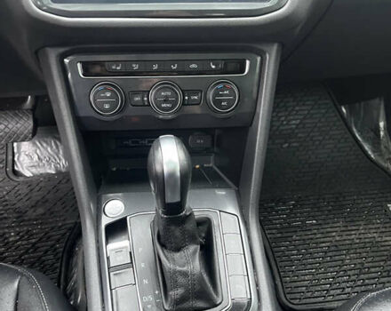 Сірий Фольксваген Тігуан, об'ємом двигуна 2 л та пробігом 176 тис. км за 13500 $, фото 10 на Automoto.ua