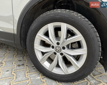 Серый Фольксваген Тигуан, объемом двигателя 2 л и пробегом 87 тыс. км за 23900 $, фото 32 на Automoto.ua