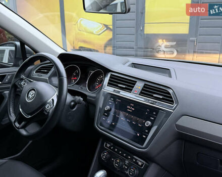Сірий Фольксваген Тігуан, об'ємом двигуна 2 л та пробігом 62 тис. км за 21500 $, фото 29 на Automoto.ua