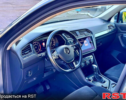 Серый Фольксваген Тигуан, объемом двигателя 2 л и пробегом 237 тыс. км за 28950 $, фото 4 на Automoto.ua