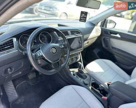 Сірий Фольксваген Тігуан, об'ємом двигуна 2 л та пробігом 122 тис. км за 17488 $, фото 7 на Automoto.ua