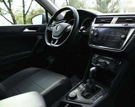 Сірий Фольксваген Тігуан, об'ємом двигуна 2 л та пробігом 63 тис. км за 19950 $, фото 28 на Automoto.ua