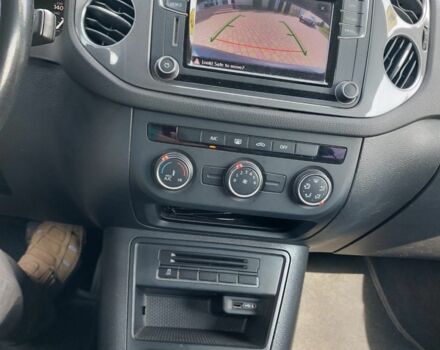 Сірий Фольксваген Тігуан, об'ємом двигуна 2 л та пробігом 143 тис. км за 12700 $, фото 4 на Automoto.ua