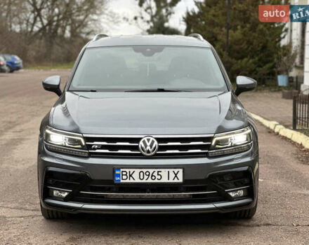 Серый Фольксваген Тигуан, объемом двигателя 1.97 л и пробегом 230 тыс. км за 27100 $, фото 1 на Automoto.ua