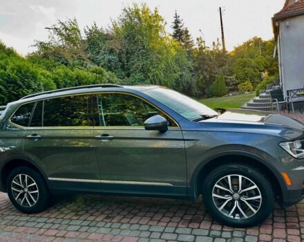 Серый Фольксваген Тигуан, объемом двигателя 2 л и пробегом 96 тыс. км за 10000 $, фото 1 на Automoto.ua