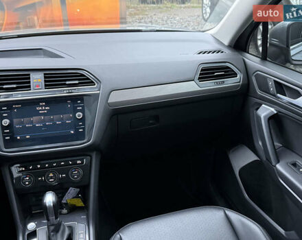 Сірий Фольксваген Тігуан, об'ємом двигуна 2 л та пробігом 62 тис. км за 21500 $, фото 36 на Automoto.ua
