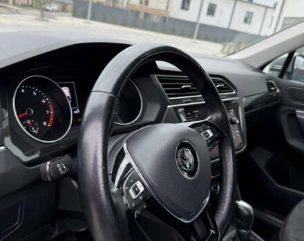 Серый Фольксваген Тигуан, объемом двигателя 2 л и пробегом 87 тыс. км за 23900 $, фото 62 на Automoto.ua