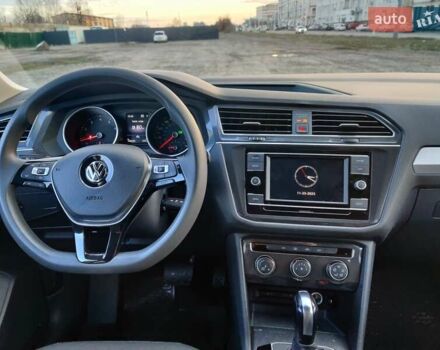 Серый Фольксваген Тигуан, объемом двигателя 1.98 л и пробегом 140 тыс. км за 17600 $, фото 4 на Automoto.ua