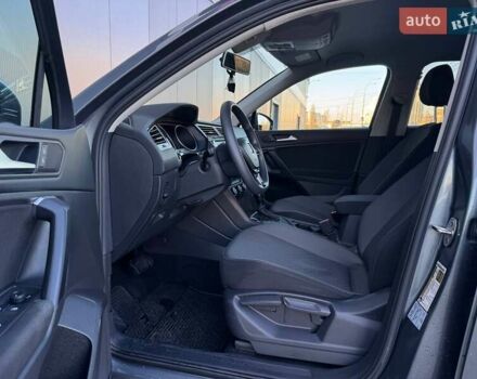 Серый Фольксваген Тигуан, объемом двигателя 2 л и пробегом 53 тыс. км за 18900 $, фото 14 на Automoto.ua