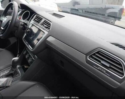 Серый Фольксваген Тигуан, объемом двигателя 2 л и пробегом 59 тыс. км за 4000 $, фото 4 на Automoto.ua