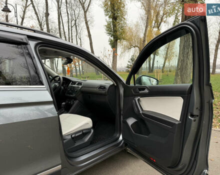 Сірий Фольксваген Тігуан, об'ємом двигуна 2 л та пробігом 212 тис. км за 16900 $, фото 62 на Automoto.ua