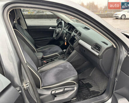 Серый Фольксваген Тигуан, объемом двигателя 2 л и пробегом 65 тыс. км за 18200 $, фото 17 на Automoto.ua