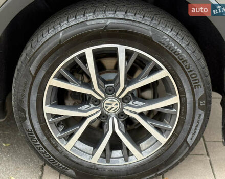 Сірий Фольксваген Тігуан, об'ємом двигуна 2 л та пробігом 212 тис. км за 16900 $, фото 24 на Automoto.ua