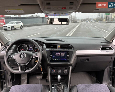 Серый Фольксваген Тигуан, объемом двигателя 2 л и пробегом 65 тыс. км за 18200 $, фото 21 на Automoto.ua