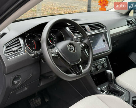 Сірий Фольксваген Тігуан, об'ємом двигуна 2 л та пробігом 212 тис. км за 16900 $, фото 30 на Automoto.ua