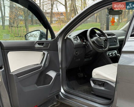 Сірий Фольксваген Тігуан, об'ємом двигуна 2 л та пробігом 212 тис. км за 16900 $, фото 27 на Automoto.ua