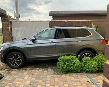 Серый Фольксваген Тигуан, объемом двигателя 2 л и пробегом 22 тыс. км за 19734 $, фото 1 на Automoto.ua